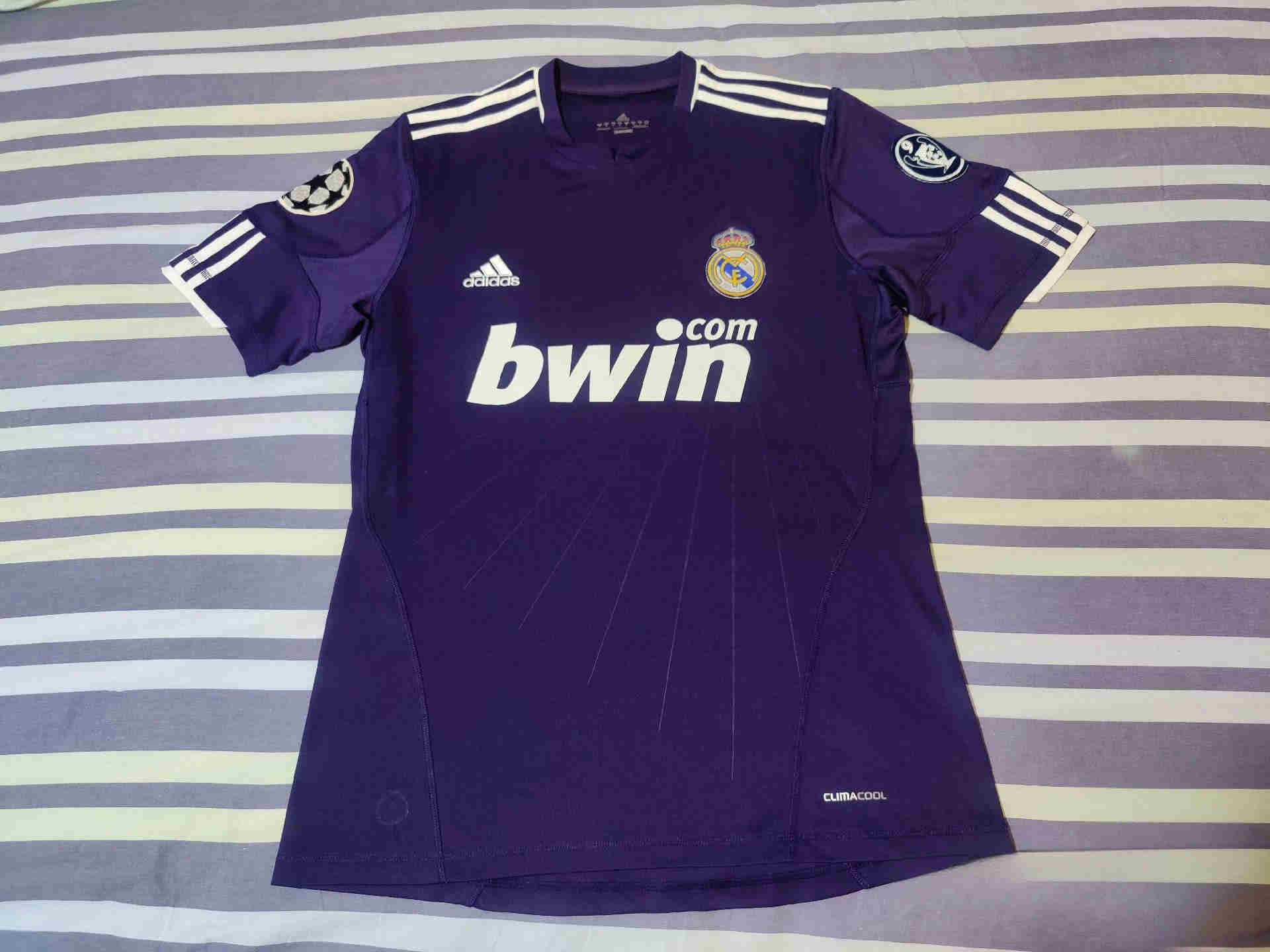 2010-2011  Real Madrid away retro